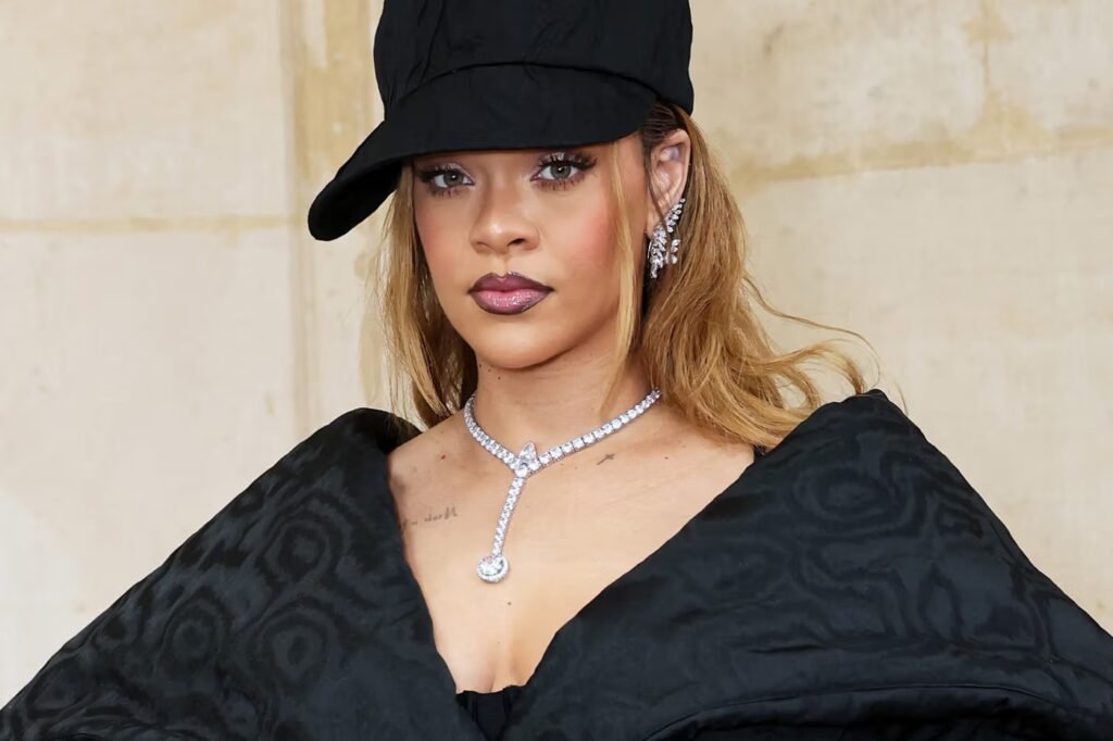 Rihanna está de volta à Dior