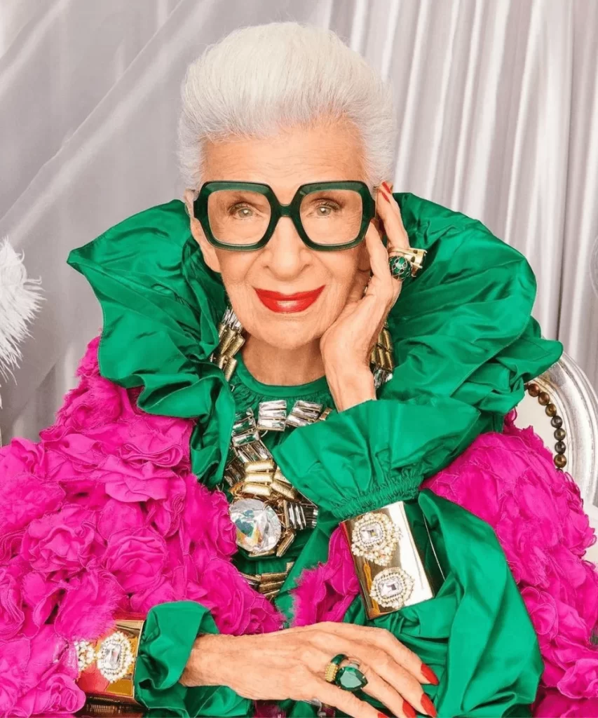 Adeus à Visionária Iris Apfel: Uma Lenda da Moda Morre aos 102 Anos
