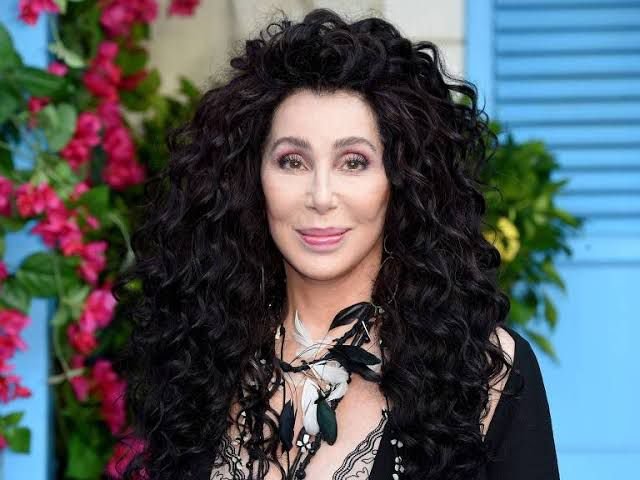 Cher faz comeback para celebrar o 30º aniversário do Gala AmfAR em Cannes