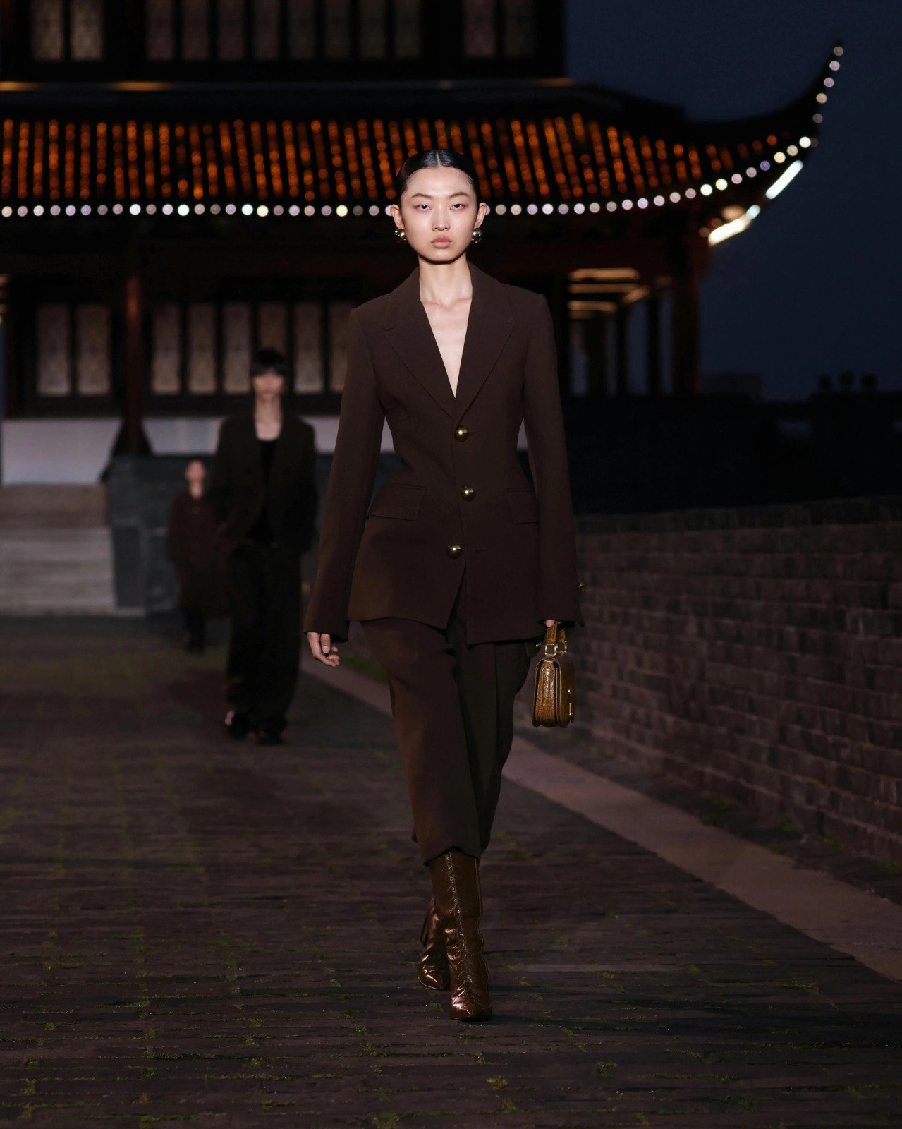 A AMI Paris veste a noite de Suzhou com elegância parisiense