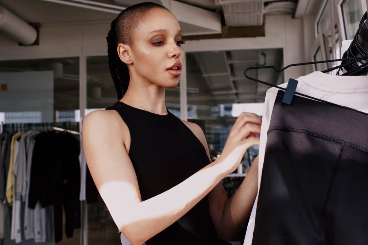 FKA Twigs é a nova parceira criativa da On para uma linha de roupas de treino inovadora