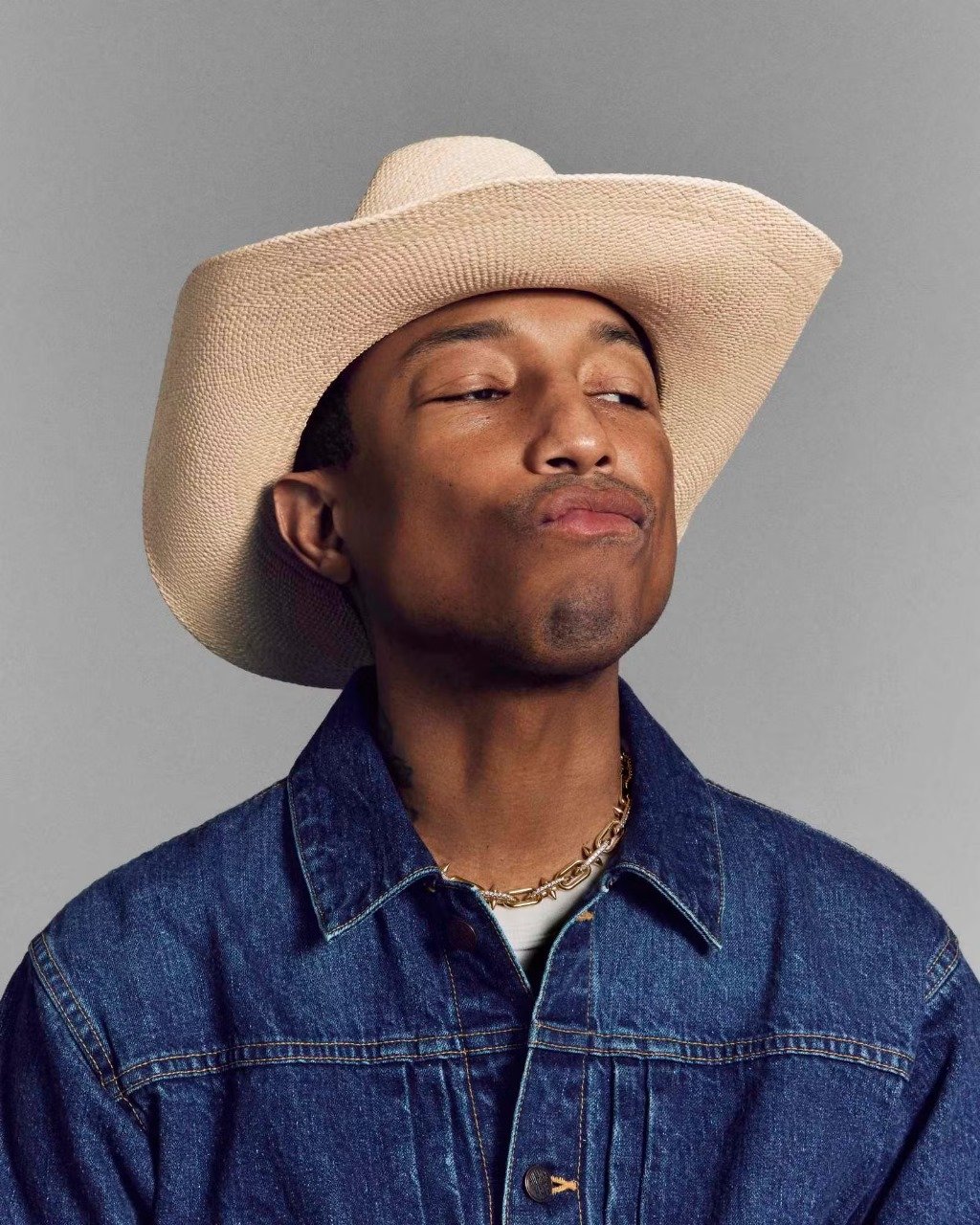 Pharrell Williams lança joias luxuosas com a Tiffany & Co.