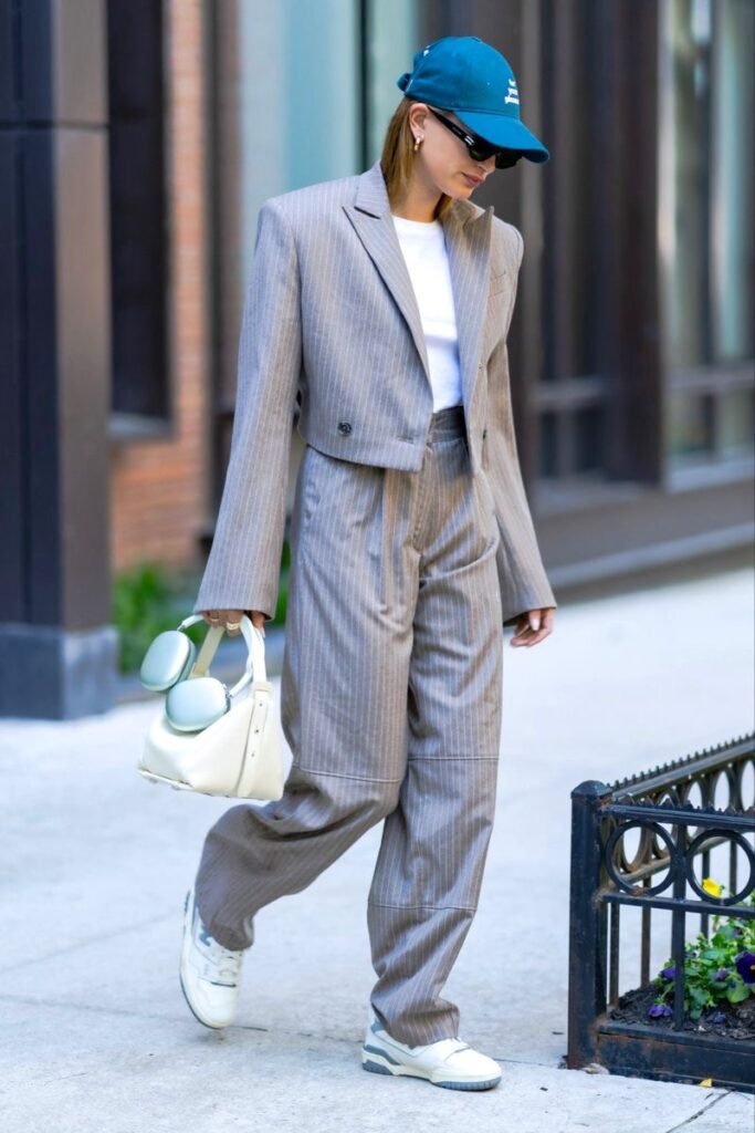 Blazer Cropped é um item essencial no guarda-roupa feminino; confira dicas para criar looks incríveis