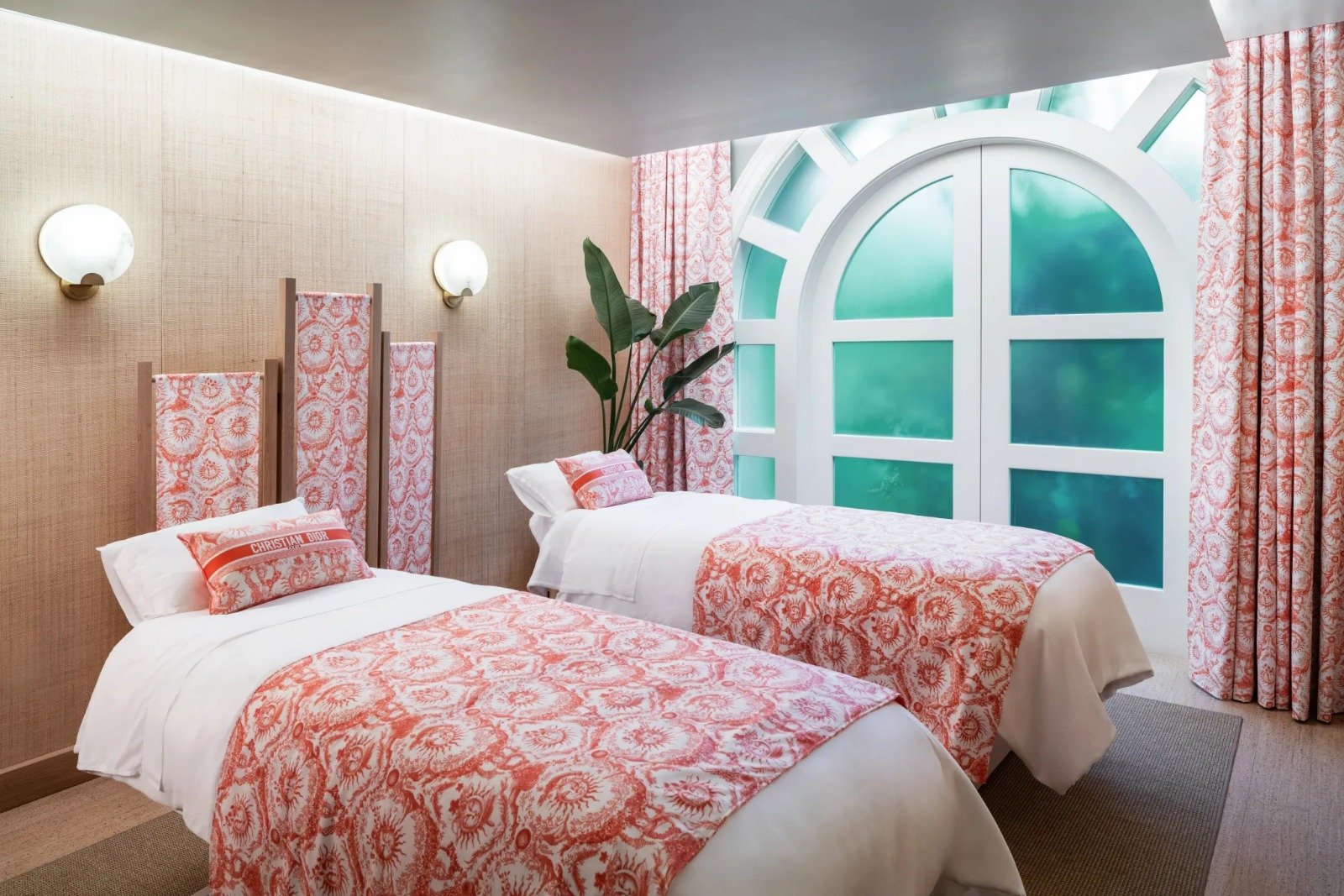 Dior transforma piscina do Beverly Hills Hotel em paraíso mediterrâneo