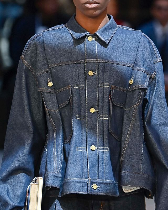 Levi's e sacai Redefinem o Denim na Semana de Moda de Paris: Uma Colaboração Visionária para 2025