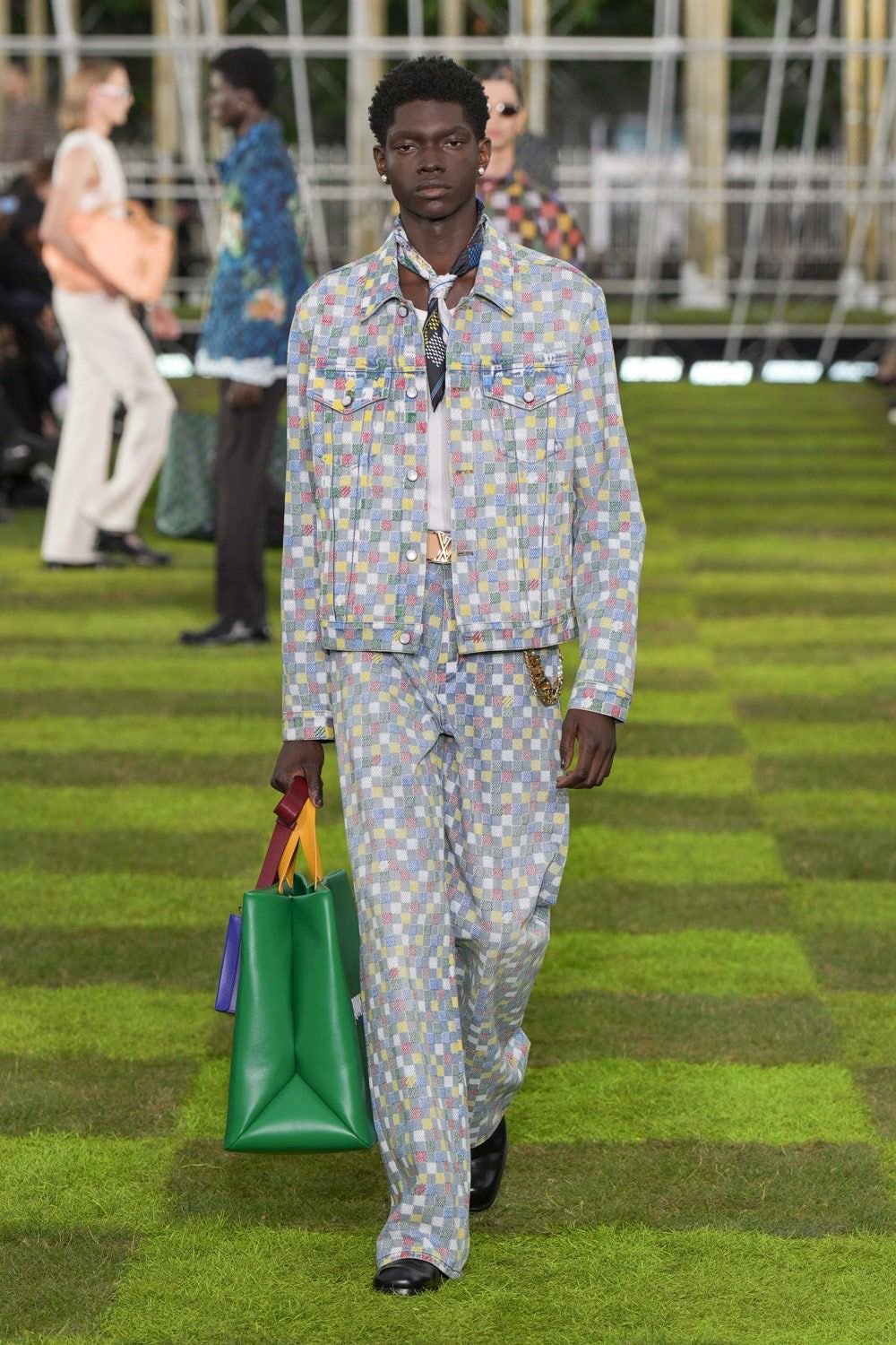Paris Fashion Week 2025: Pharrell Williams Eleva Louis Vuitton com Coleção Elegante e Versátil