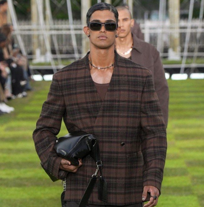 Paris Fashion Week 2025 Pharrell Williams Eleva Louis Vuitton com Coleção Elegante e Versátil