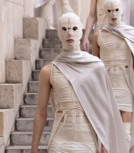 Rick Owens na Paris Fashion Week 2025 Minimalismo Futurista e Estética Distópica