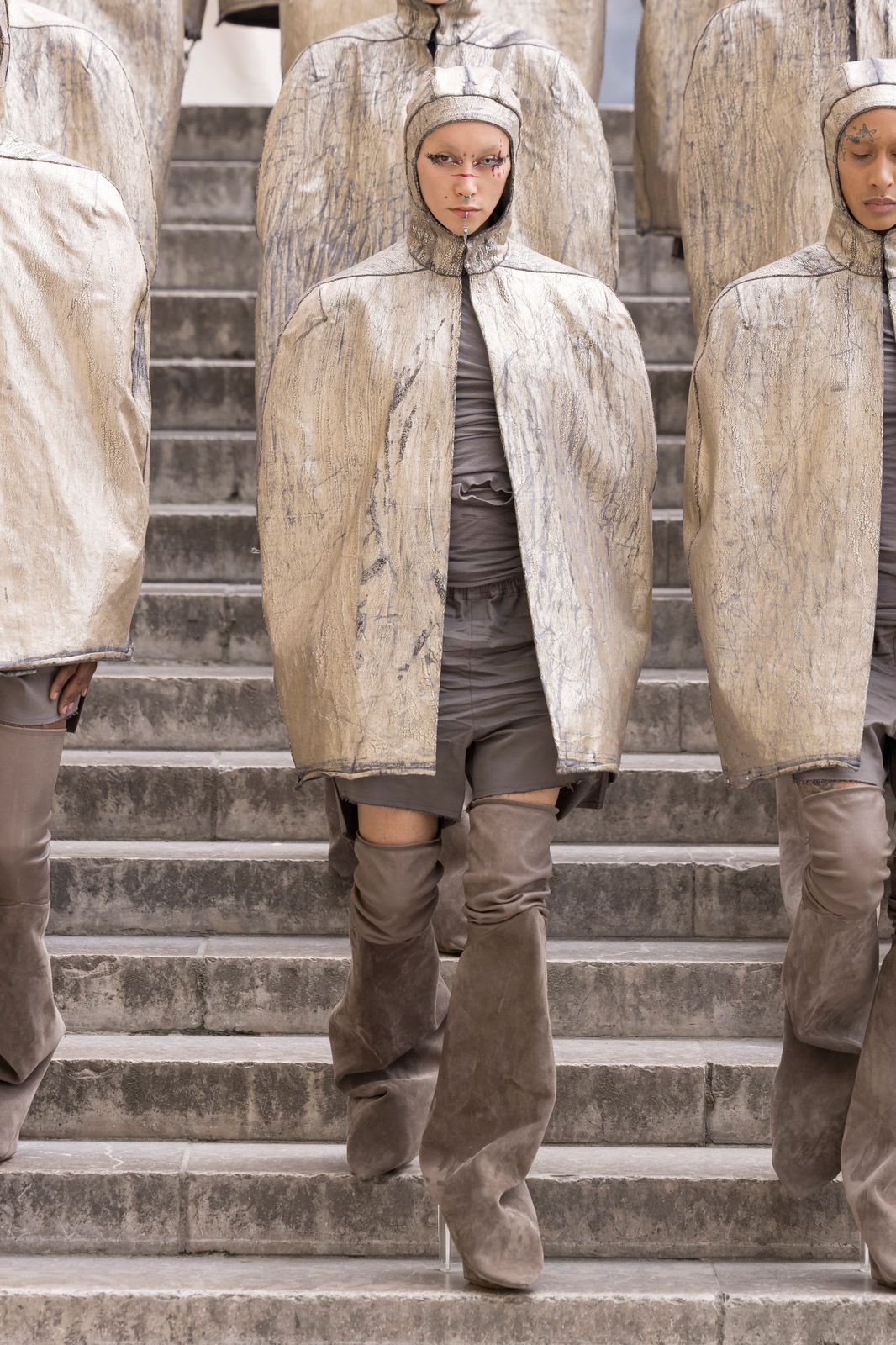 Rick Owens na Paris Fashion Week 2025: Minimalismo Futurista e Estética Distópica