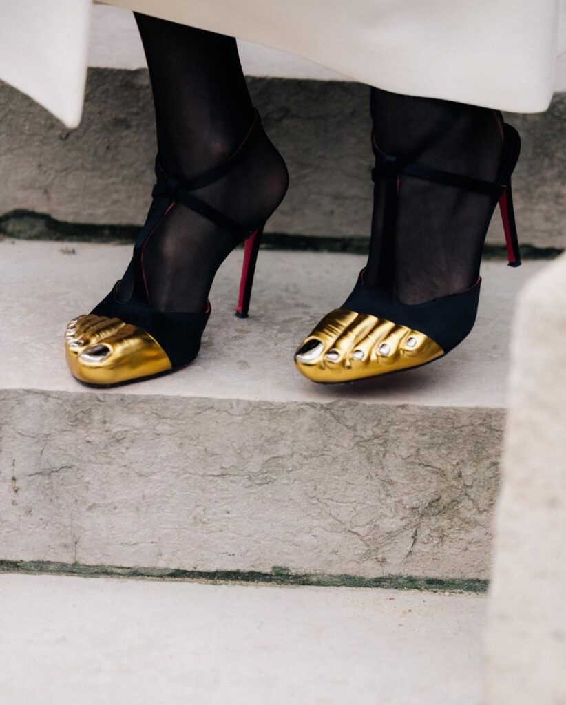 Tendência de Moda: Sapatos com Ponta de Metal