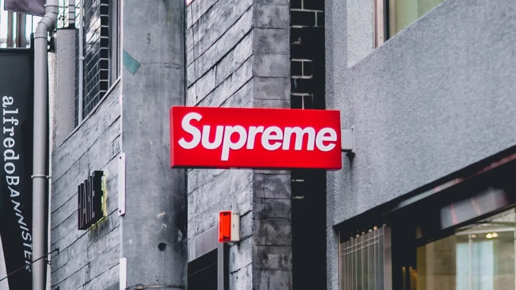 EssilorLuxottica Adquire Supreme: Uma Nova Era para a Marca de Streetwear