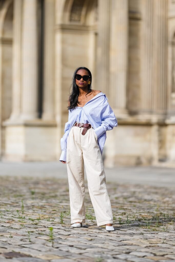 Jeans Branco é uma tendência atemporal; confira 5 dicas para criar looks incríveis