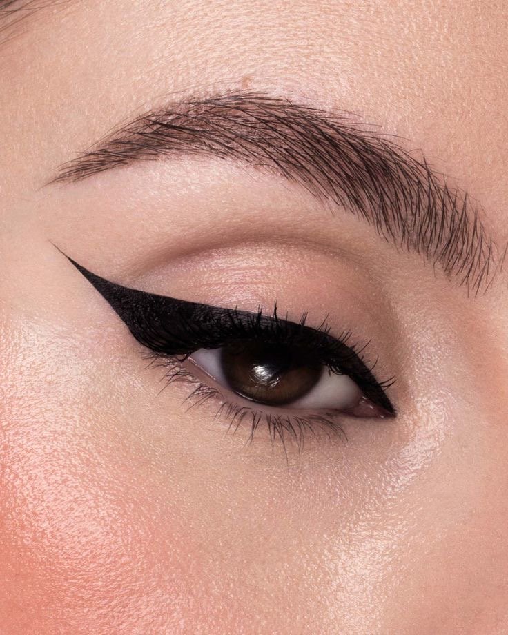 Long Eyeliner: O Delineado Longo que Volta com Tudo