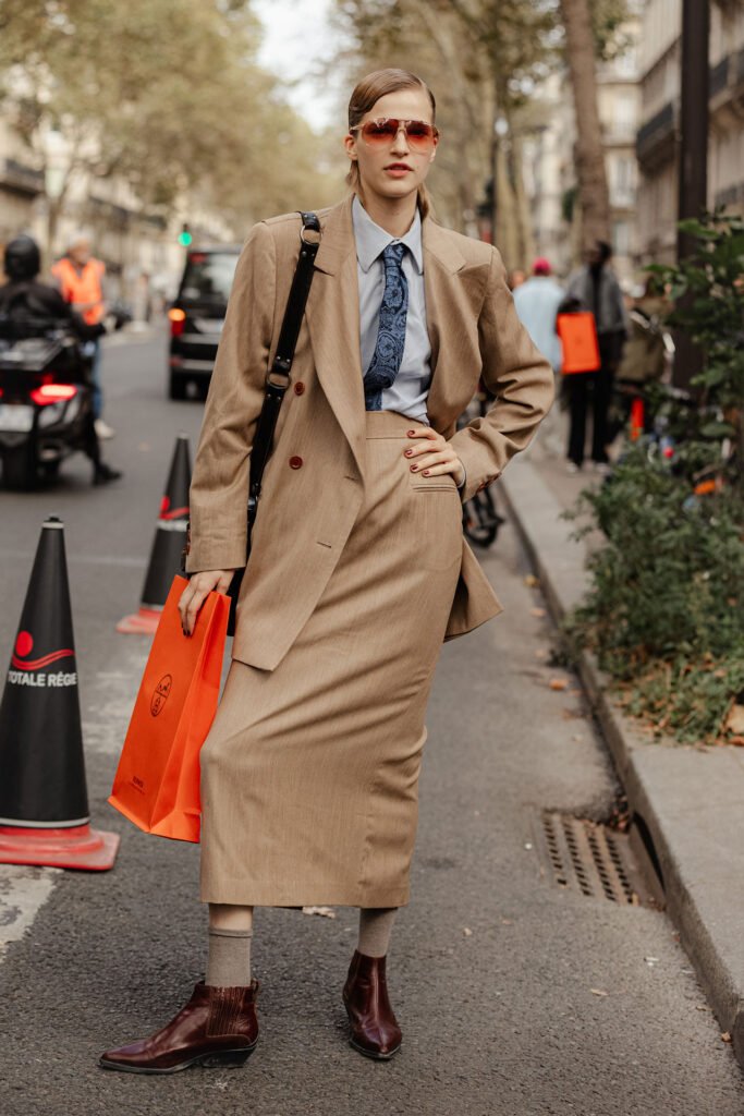 Como Combinar Blazer e Saia Longa: Dicas para Um Look Versátil e Elegante