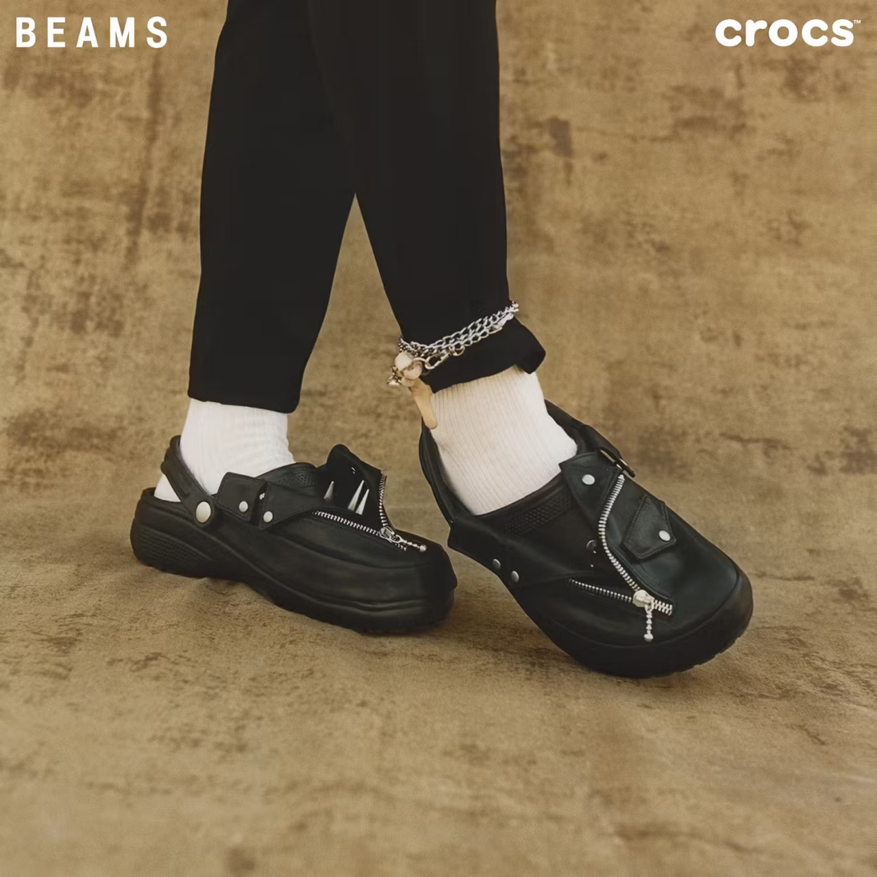 Crocs e BEAMS Lançam Clogs Punk com Jaqueta de Couro em Miniatura