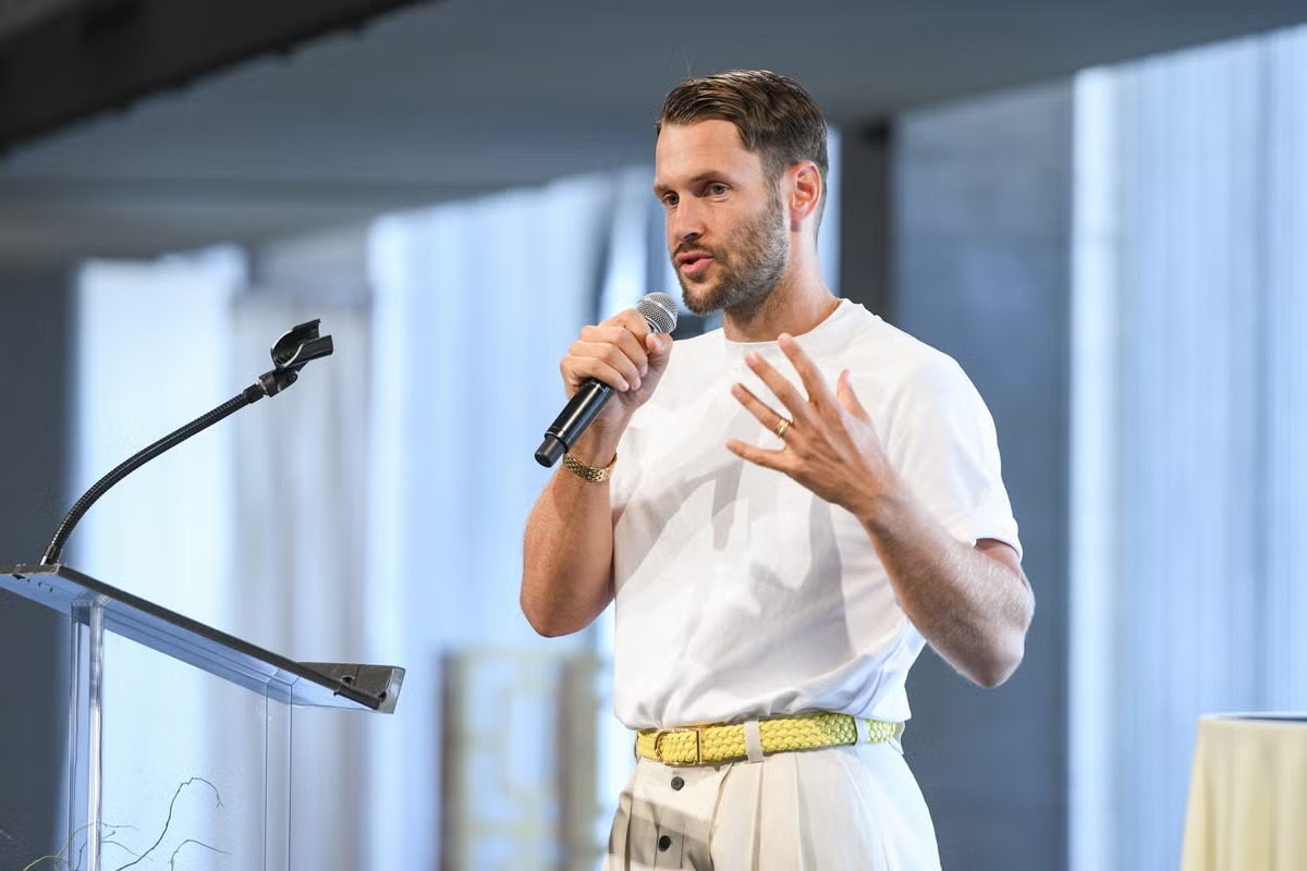 Simon Porte Jacquemus, fundador da marca Jacquemus, é homenageado com o 2024 Couture Council Award for Artistry of Fashion. O prêmio celebra sua contribuição inovadora à moda durante a New York Fashion Week, destacando seu impacto na indústria.

