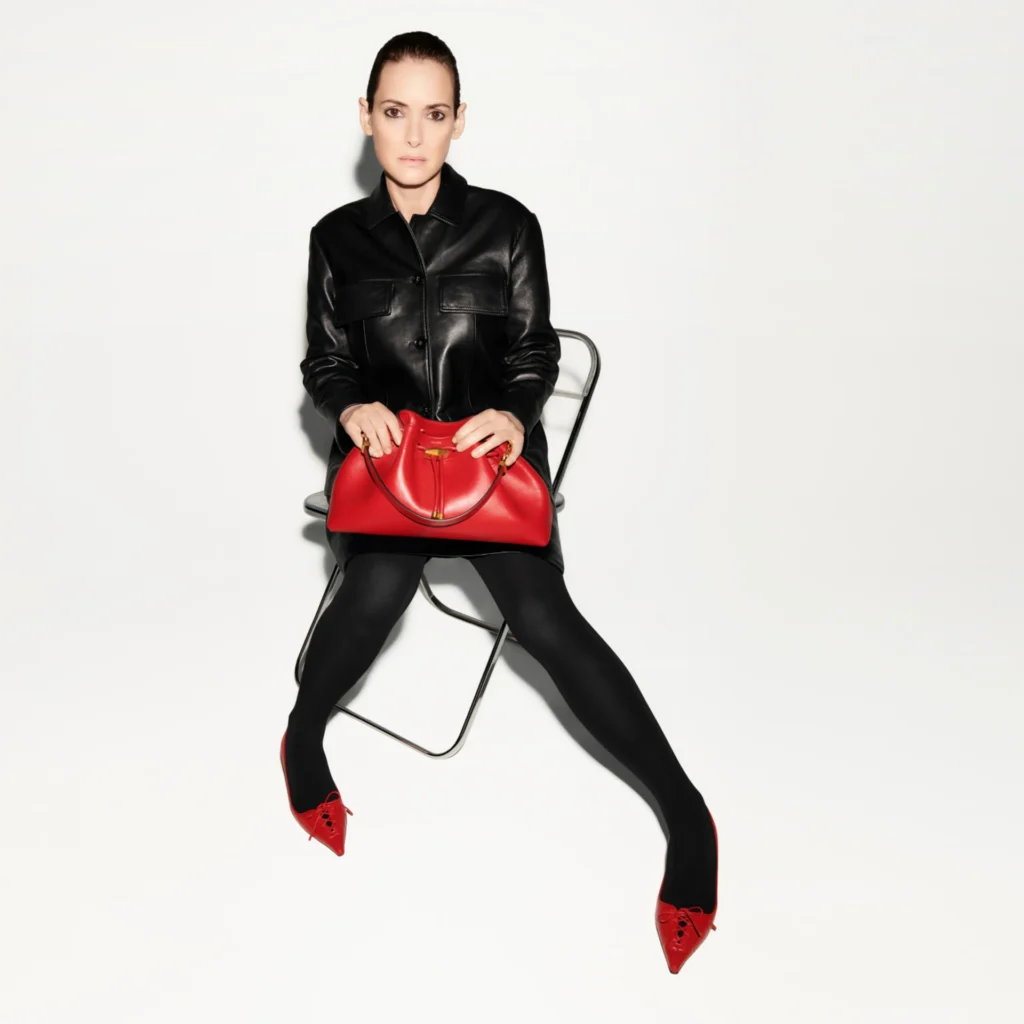 Winona Ryder Brilha na Nova Campanha de Outono 2024 da Jimmy Choo