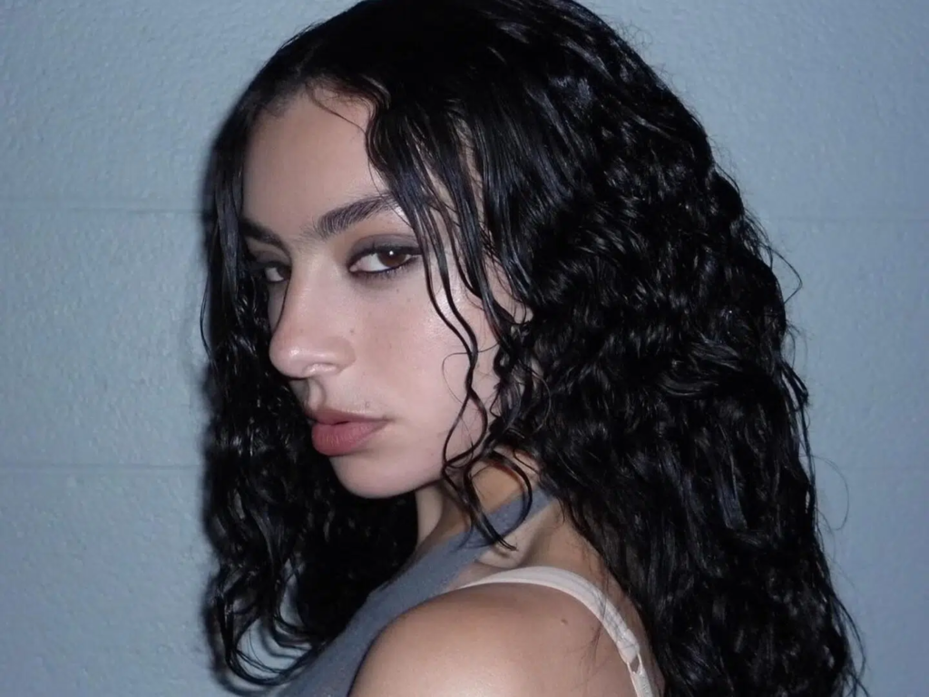 Charli XCX é a Nova Embaixadora da Valentino Beauty