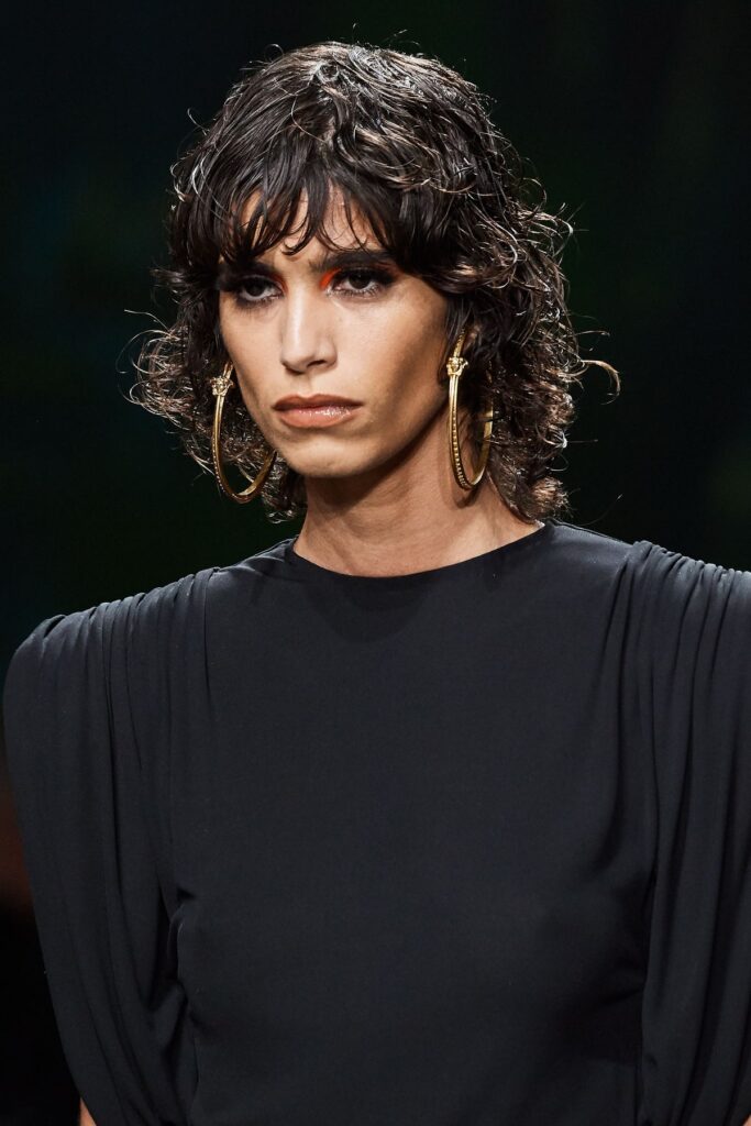 Como fazer o efeito Wet Hair: guia completo para aderir a tendência