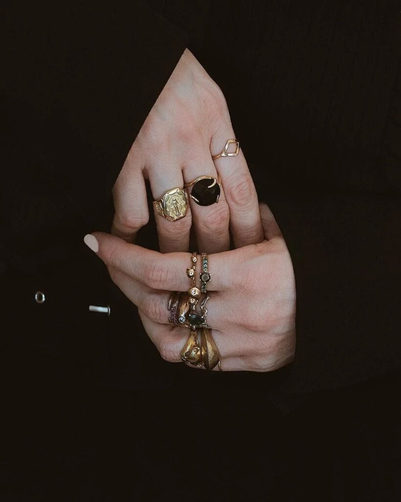 Como usar múltiplos anéis? Abrace a tendência Multiple Rings com estilo