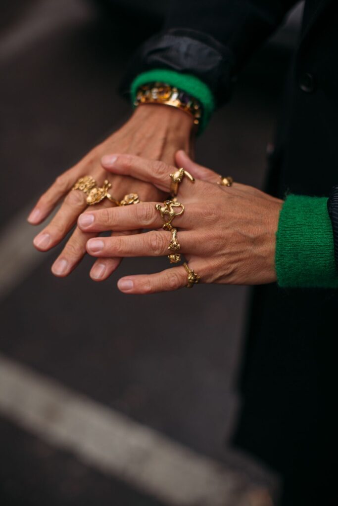 Como usar múltiplos anéis? Abrace a tendência Multiple Rings com estilo