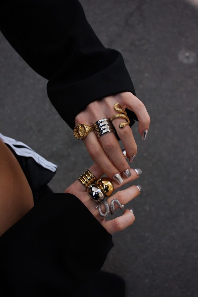 Como usar múltiplos anéis? Abrace a tendência Multiple Rings com estilo