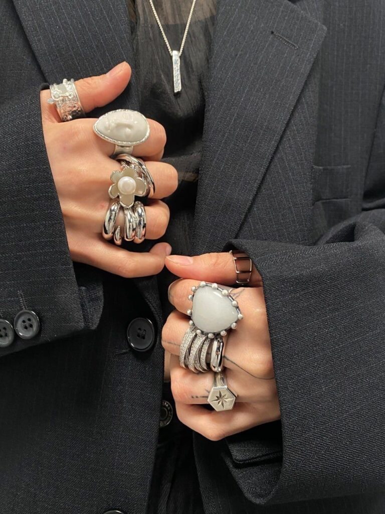 Como usar múltiplos anéis? Abrace a tendência Multiple Rings com estilo