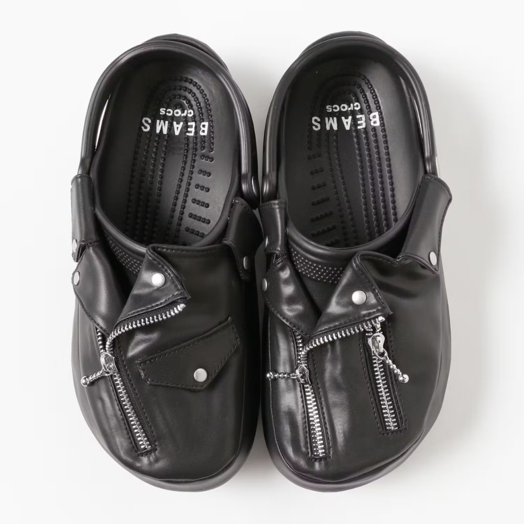 Crocs e BEAMS Lançam Clogs Punk com Jaqueta de Couro em Miniatura.