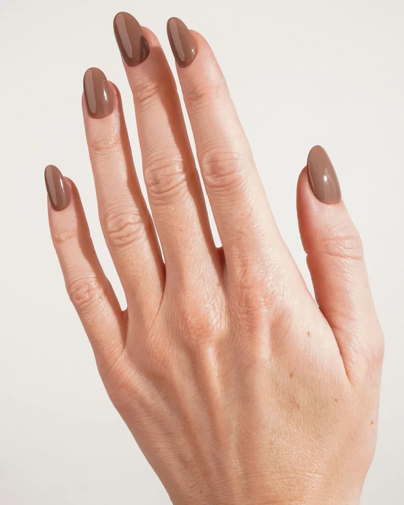 inspiração de unhas mocha mousse, a cor pantone 2025.