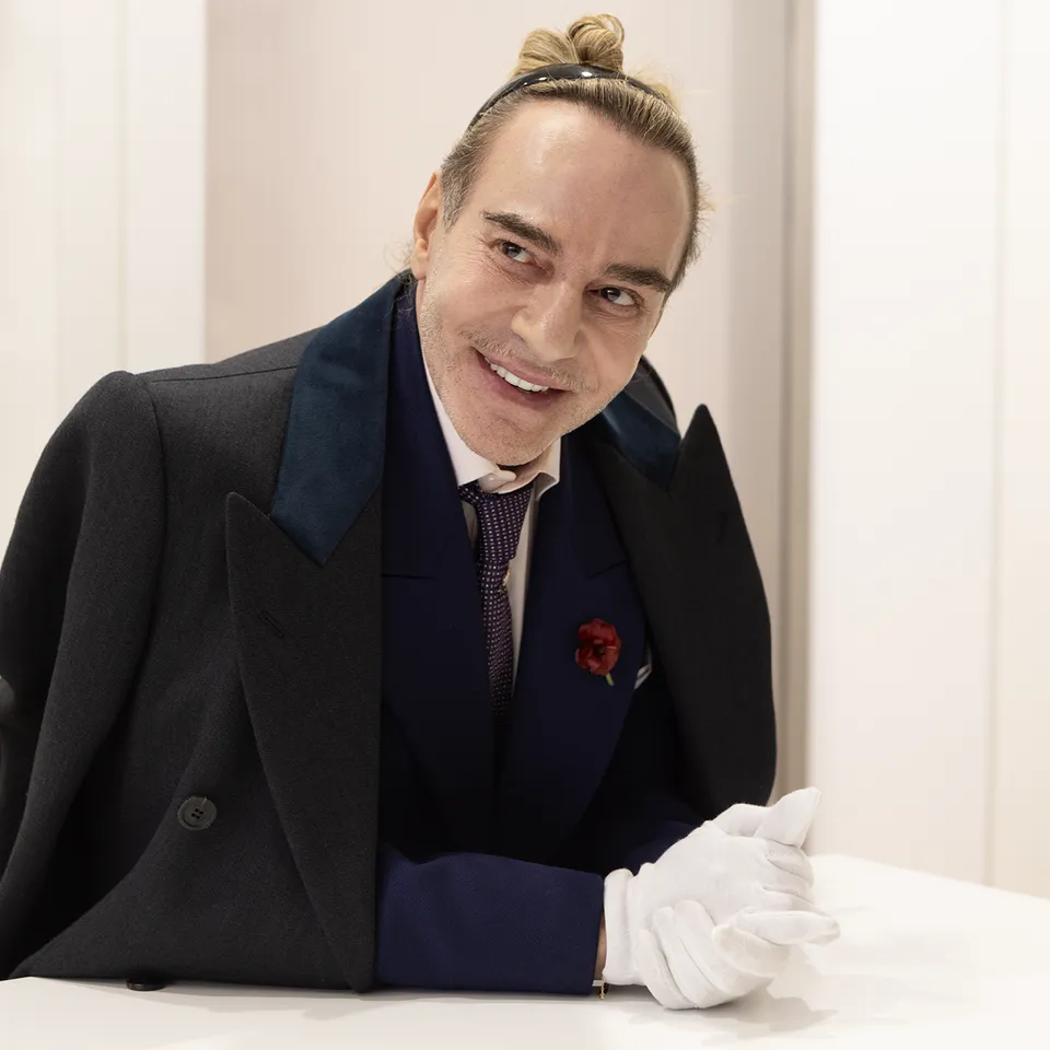 John Galliano deixa Maison Margiela após 10 anos de criações históricas.