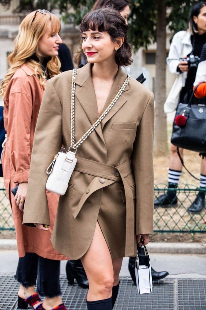 Cor do ano 2025 pantone: inspirações de looks com Mocha Mousse.