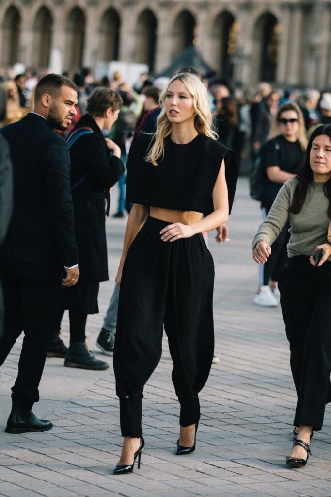 Inspirações e looks da Tendência Muscle Tee, ou blusa muscle tee.