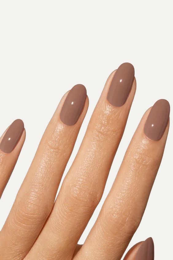 inspiração de unhas mocha mousse, a cor pantone 2025.