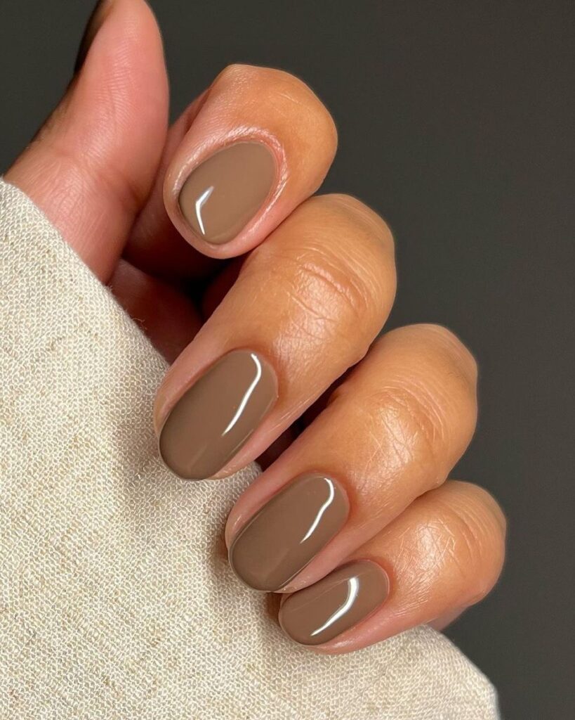 inspiração de unhas mocha mousse, a cor pantone 2025.