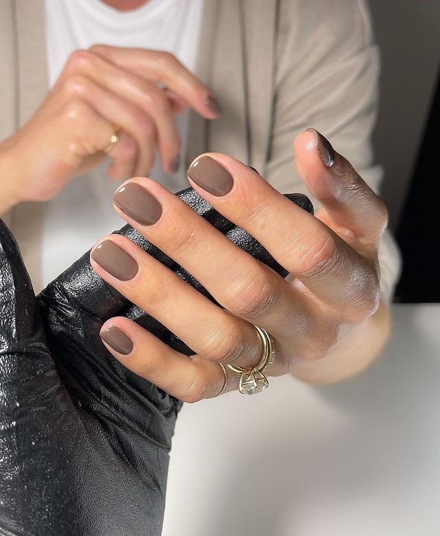 inspiração de unhas mocha mousse, a cor pantone 2025.