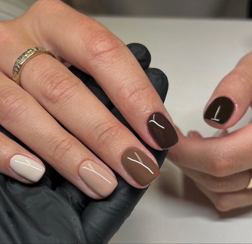 inspiração de unhas mocha mousse, a cor pantone 2025.