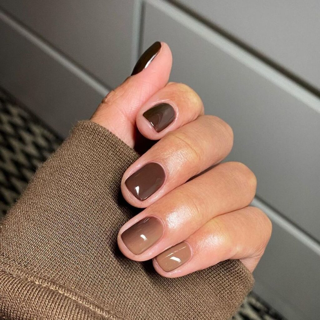 inspiração de unhas mocha mousse, a cor pantone 2025.