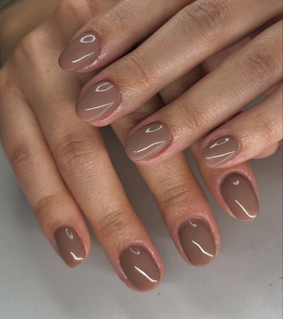 inspiração de unhas mocha mousse, a cor pantone 2025.