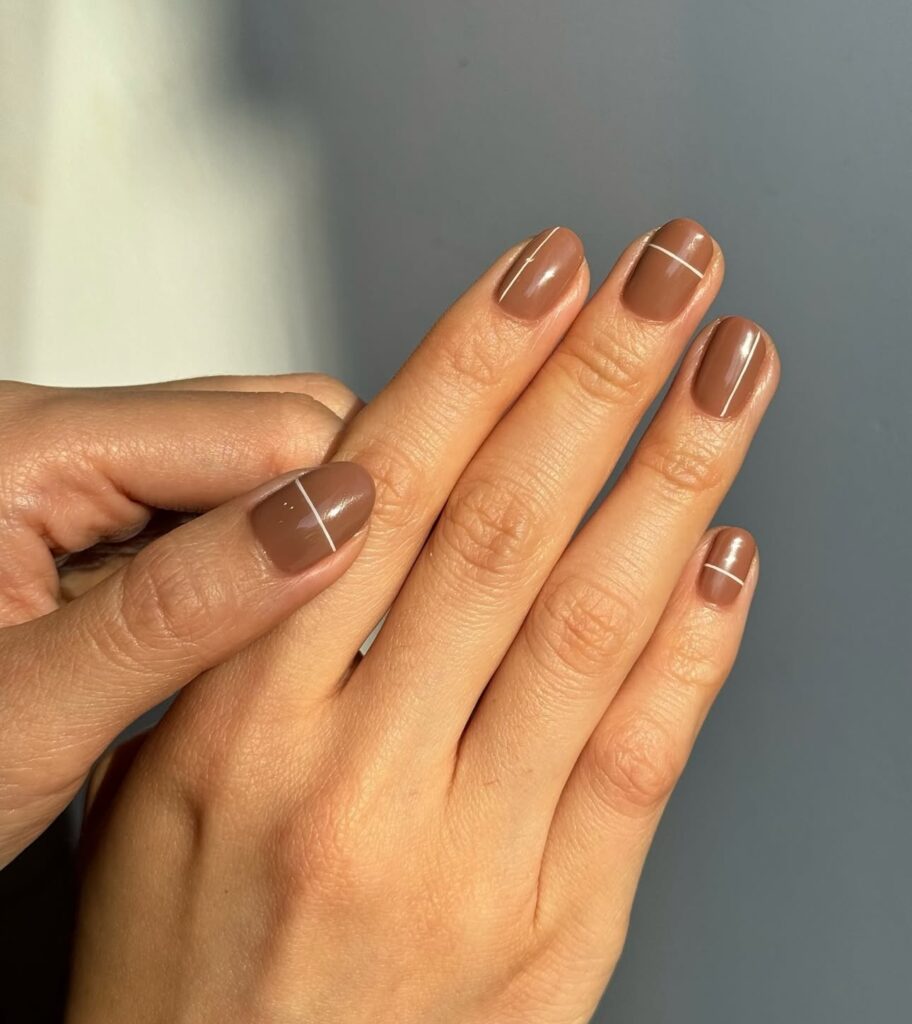 inspiração de unhas mocha mousse, a cor pantone 2025.