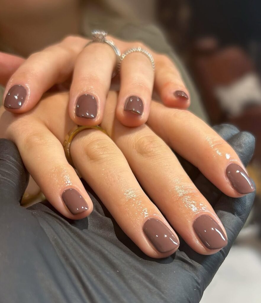 inspiração de unhas mocha mousse, a cor pantone 2025.