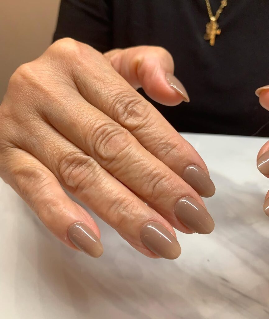 inspiração de unhas mocha mousse, a cor pantone 2025.