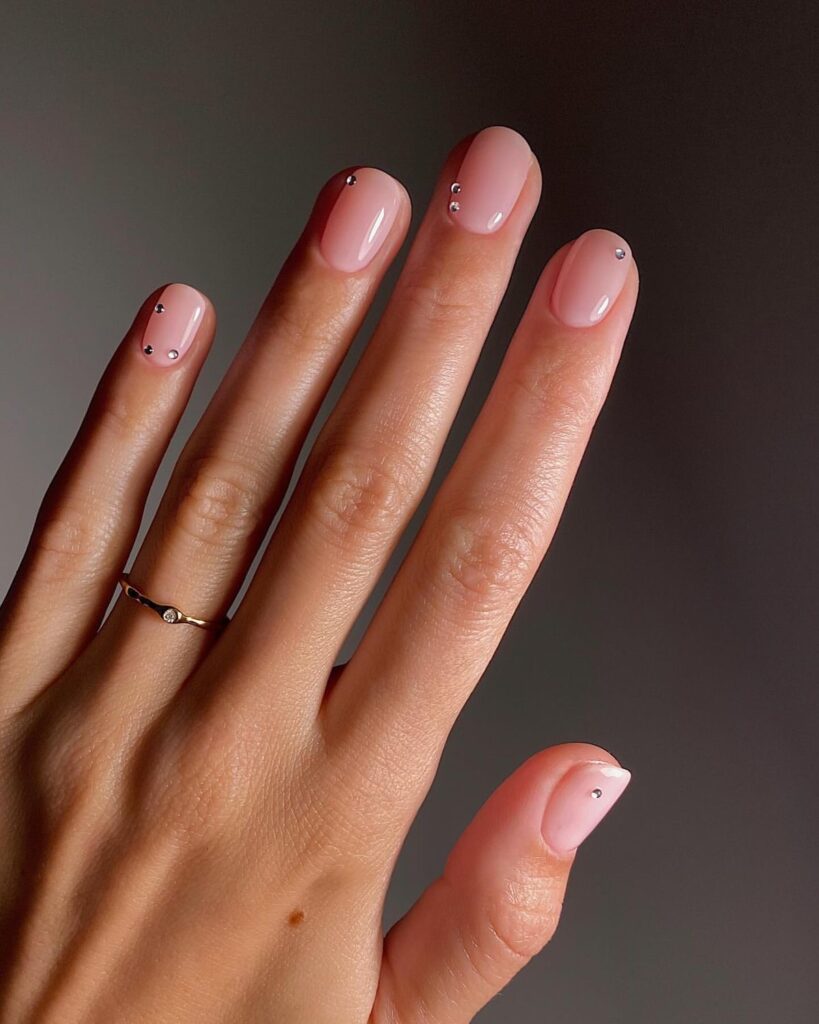 inspirações de unhas minimalistas.