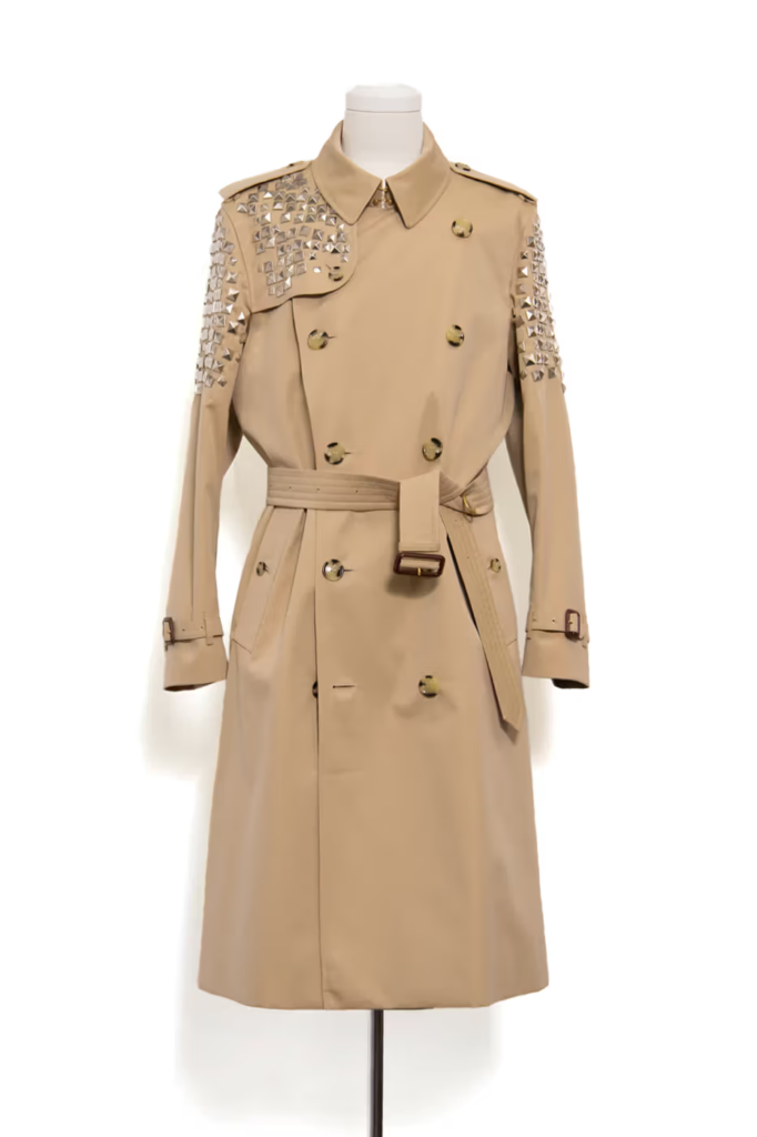 Parceria entre COMME des GARÇONS e Burberry para recriar o Trench Coat da Burberry.