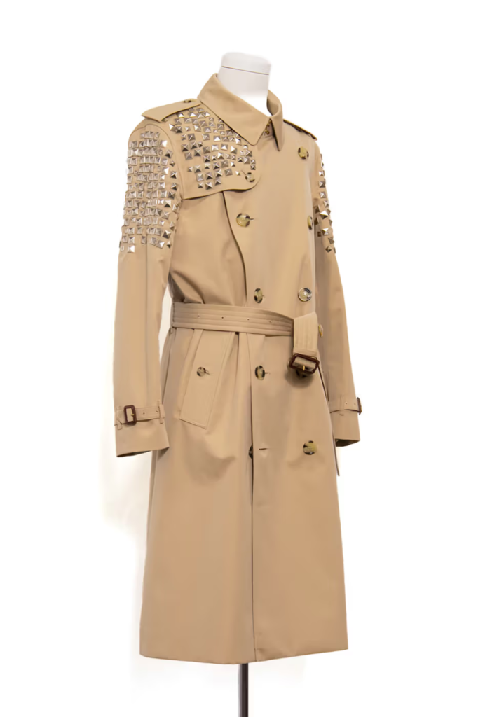 Parceria entre COMME des GARÇONS e Burberry para recriar o Trench Coat da Burberry.