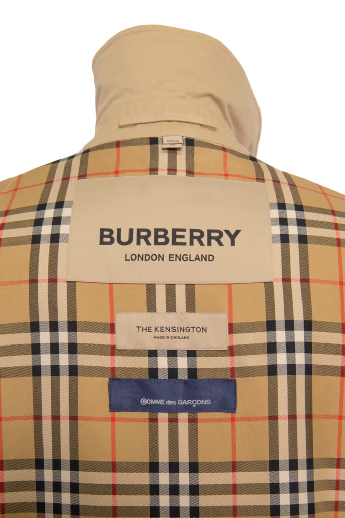 Parceria entre COMME des GARÇONS e Burberry para recriar o Trench Coat da Burberry.