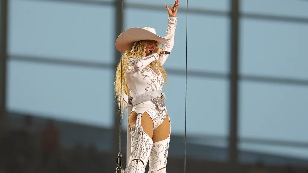 Beyoncé brilha no Show de Intervalo de Natal da NFL com visual inspirado no estilo western.