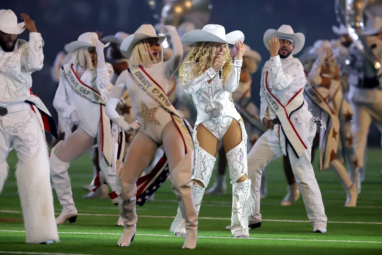 Beyoncé brilha no Show de Intervalo de Natal da NFL com visual inspirado no estilo western.