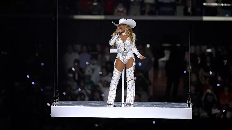 Beyoncé brilha no Show de Intervalo de Natal da NFL com visual inspirado no estilo western.