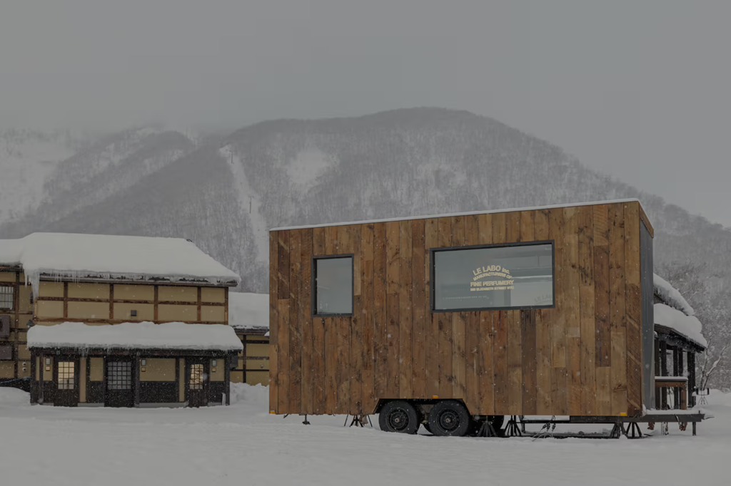 Pop-up Truck Le Labo On Wheels chega a Niseko, Hokkaido.