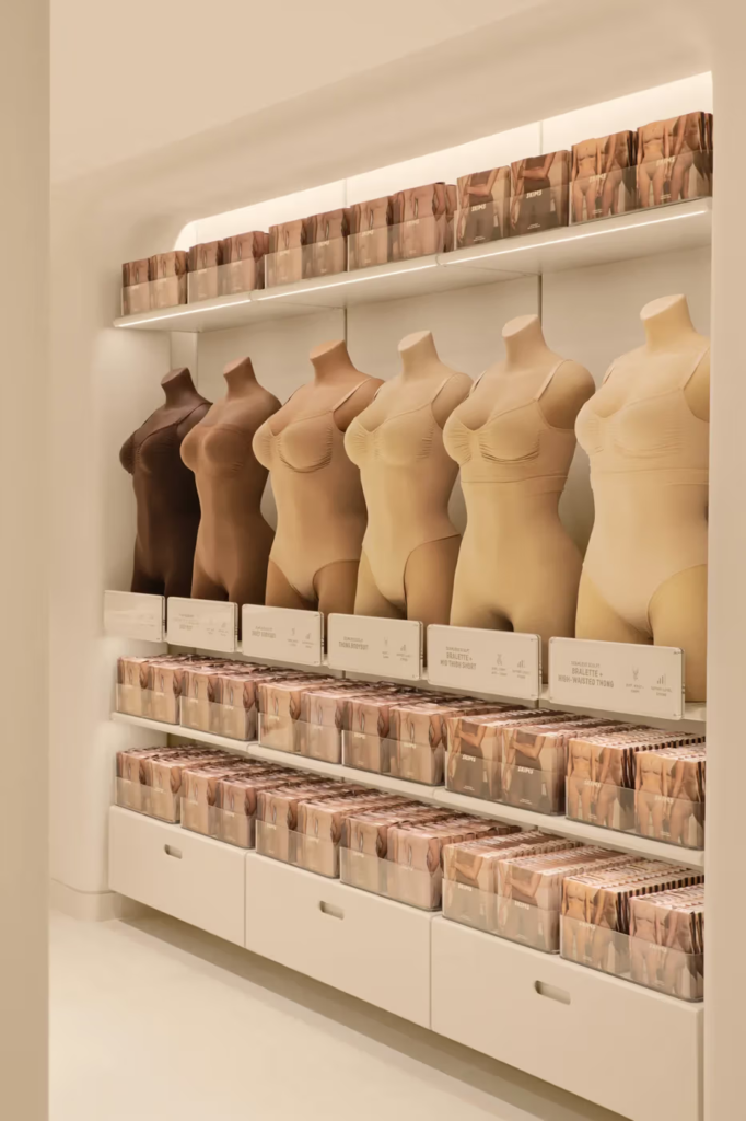 Kim Kardashian abre primeira Loja Flagship da SKIMS em Nova York.